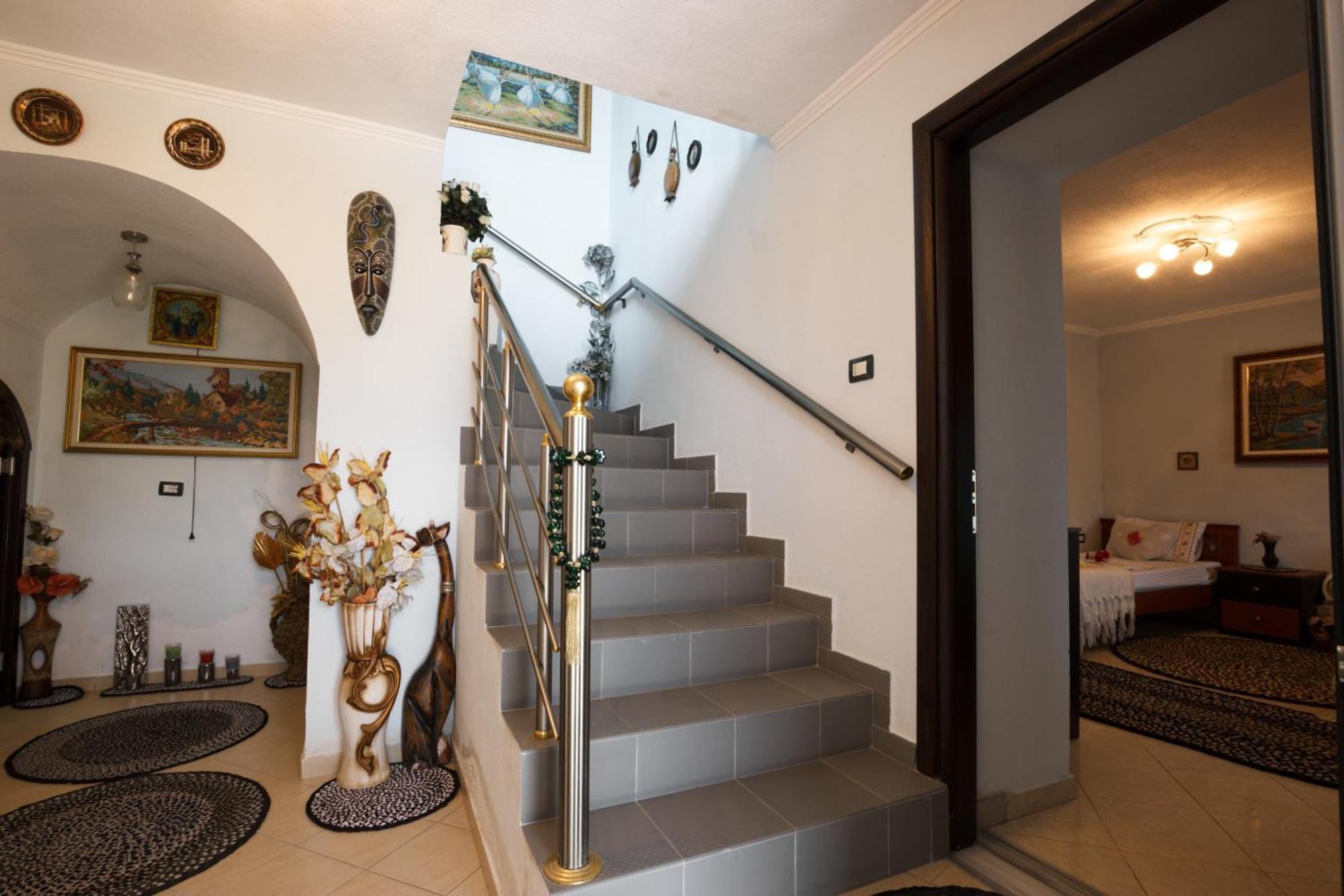 Leka Guesthouse Gjirokastër 外观 照片